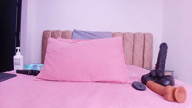 Auroraa miller online show from November 27, 2025, 11:56 am