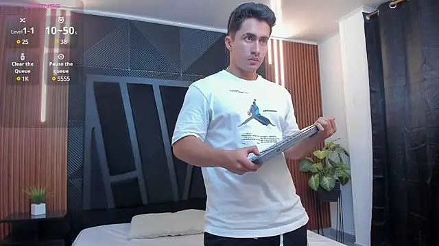 Snapshot of Brad_Summer chatting on March 7, 2025, 12:15 am Brad Summer online show from March 7, 2025, 12:15 am