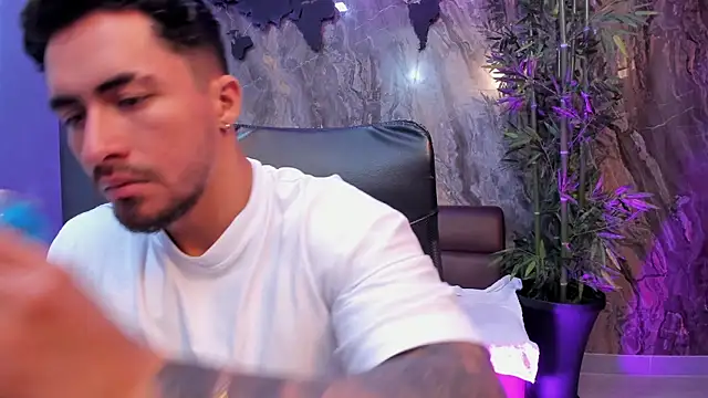 Snapshot of Brad_Summer chatting on December 19, 2025, 5:53 pm Brad Summer online show from December 19, 2025, 5:53 pm