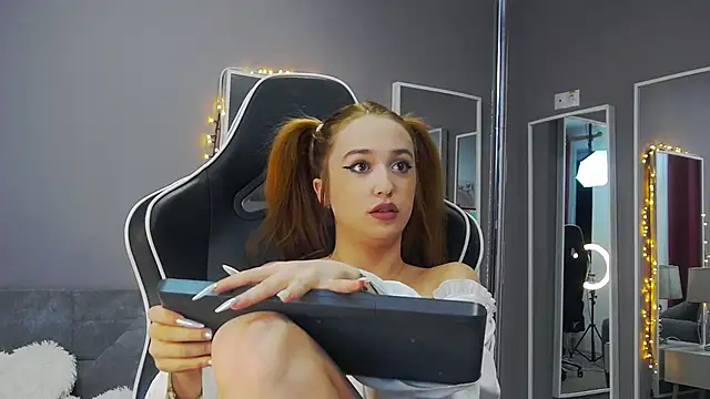 Snapshot of Eva_Lovvia_ chatting on January 21, 2025, 6:23 pm Eva Lovvia online show from January 21, 2025, 6:23 pm