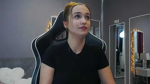 Snapshot of Eva_Lovvia_ chatting on January 22, 2025, 6:31 pm Eva Lovvia online show from January 22, 2025, 6:31 pm