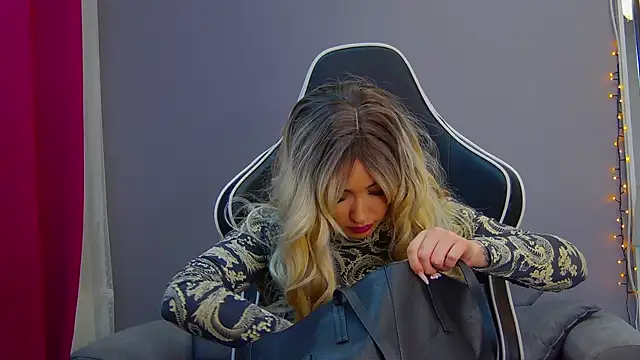 Snapshot of Eva_Lovvia_ chatting on February 24, 2025, 7:52 pm Eva Lovvia online show from February 24, 2025, 7:52 pm