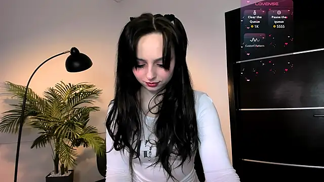 Noirael online show from April 18, 2026, 1:15 pm