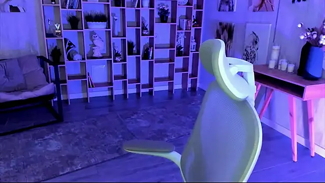 DiaAngell online show from October 10, 2025, 7:24 pm