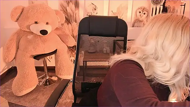 DiaAngell online show from December 19, 2025, 7:43 pm