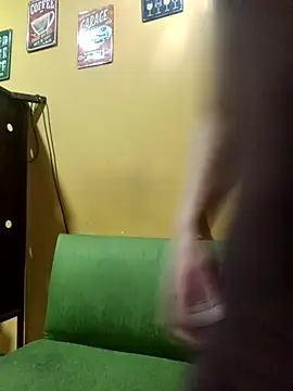 ilonna2025 online show from February 5, 2025, 9:50 pm