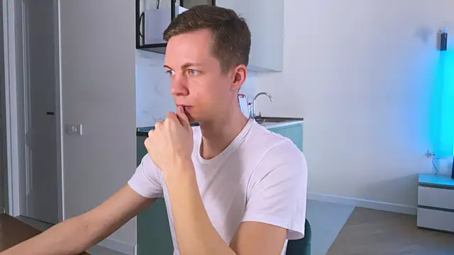 max shy online show from March 10, 2025, 12:48 pm