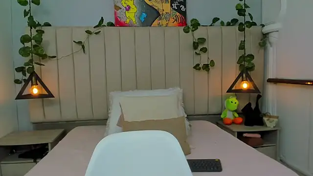 Snapshot of Paulina_Lopezz chatting on February 26, 2026, 8:19 pm Paulina Lopezz online show from February 26, 2026, 8:19 pm