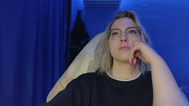 HotBrandyX online show from December 14, 2025, 12:32 pm