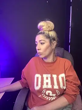 viktoria davis  online show from November 21, 2025, 11:47 pm