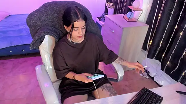 Nicole Foxx  online show from March 20, 2025, 8:08 pm