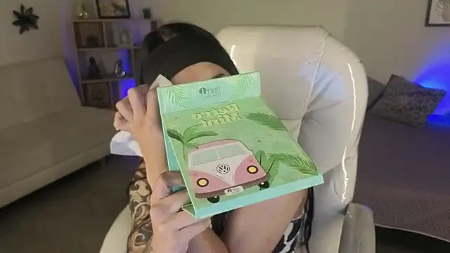 Nicole Foxx  online show from October 12, 2025, 6:18 pm