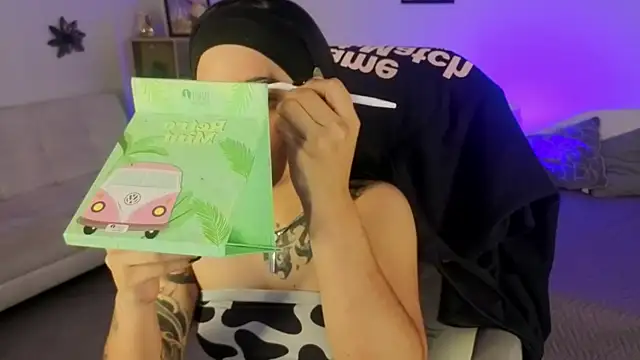 Nicole Foxx  online show from October 15, 2025, 7:25 pm