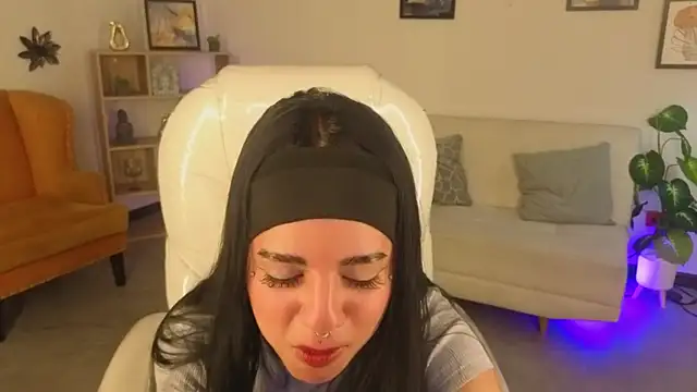 Nicole Foxx  online show from November 12, 2025, 7:57 pm