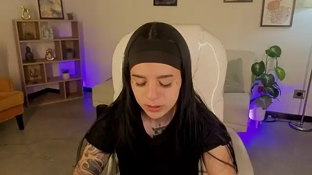 Nicole Foxx  online show from November 14, 2025, 7:34 pm