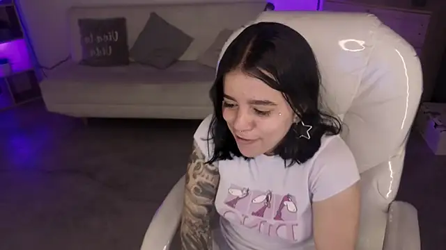 Nicole Foxx  online show from January 9, 2026, 7:04 pm