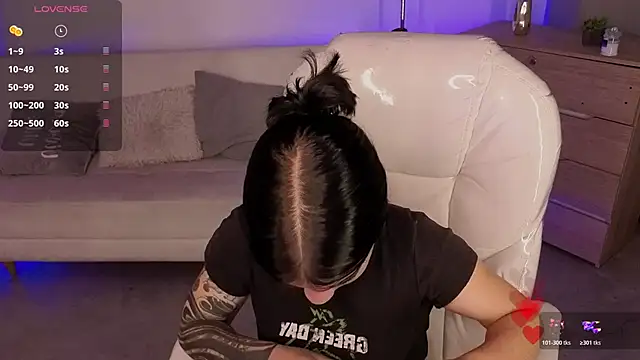 Nicole Foxx  online show from March 22, 2026, 6:33 pm