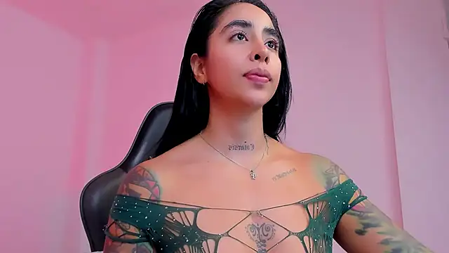 sophierooy22 online show from November 23, 2025, 1:33 pm