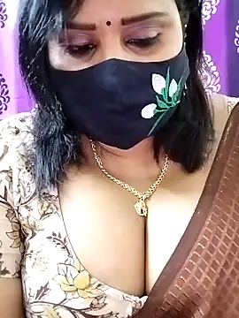 Snapshot of Queenflowerr chatting on October 28, 2025, 5:48 pm Queenflowerr online show from October 28, 2025, 5:48 pm