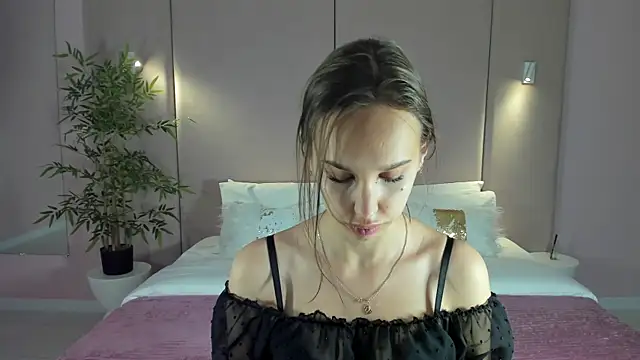 Snapshot of SandraTucker chatting on June 9, 2026, 2:34 am SandraTucker online show from June 9, 2026, 2:34 am