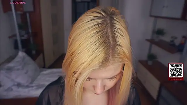 LynetHakes online show from November 20, 2025, 4:23 am