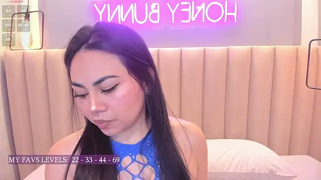 Naomymonroe  online show from October 2, 2025, 4:25 pm