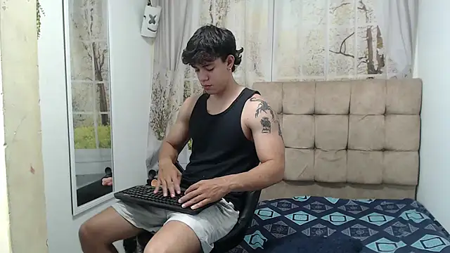 HENRY SENNI online show from September 25, 2025, 5:05 pm