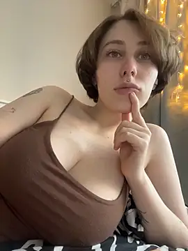 Snapshot of Molli_Luv chatting on March 6, 2026, 4:09 am Molli Luv online show from March 6, 2026, 4:09 am