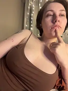 Snapshot of Molli_Luv chatting on March 23, 2026, 1:31 am Molli Luv online show from March 23, 2026, 1:31 am