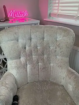 MakemeMillie1 online show from November 4, 2025, 7:18 am