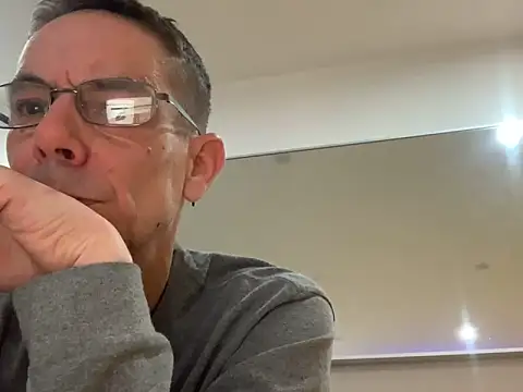 Kenhornu online show from December 17, 2025, 9:32 pm