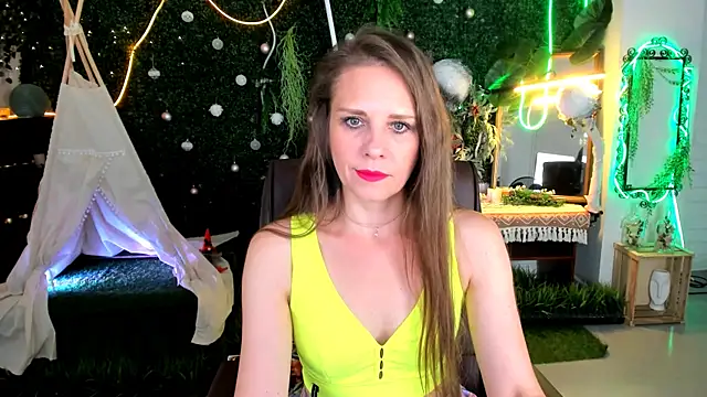 Snapshot of EmiliaBedy chatting on June 7, 2026, 9:02 am EmiliaBedy online show from June 7, 2026, 9:02 am