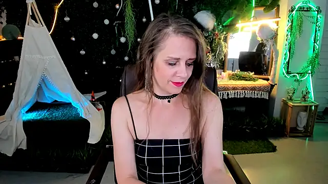 Snapshot of EmiliaBedy chatting on June 15, 2026, 9:44 am EmiliaBedy online show from June 15, 2026, 9:44 am