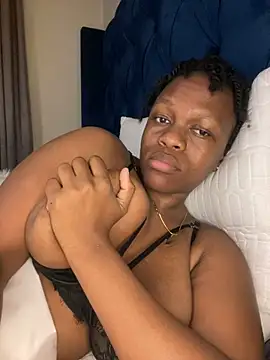 Boneca25 online show from February 17, 2025, 6:59 pm