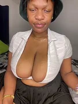 Boneca25 online show from October 12, 2025, 6:07 pm