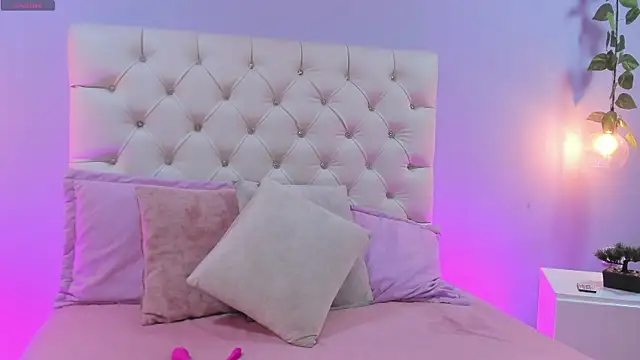 Miaa Taylor  online show from September 24, 2025, 4:27 am