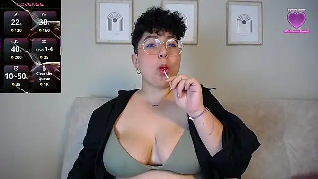 Snapshot of curly_cam_queen69 chatting on October 1, 2025, 3:34 am curly cam queen69 online show from October 1, 2025, 3:34 am