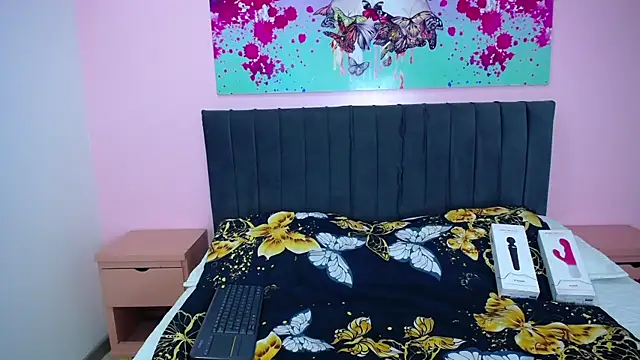 Snapshot of CamiilaReyes chatting on September 24, 2025, 1:14 pm CamiilaReyes online show from September 24, 2025, 1:14 pm