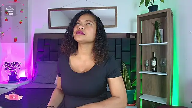 Snapshot of CamiilaReyes chatting on April 10, 2026, 3:17 pm CamiilaReyes online show from April 10, 2026, 3:17 pm