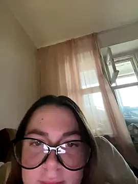 DearAlise online show from November 17, 2025, 10:10 am