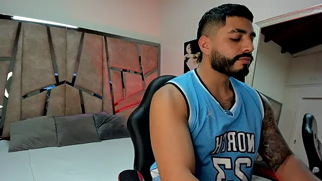 LeandroRusso online show from February 10, 2025, 8:10 pm