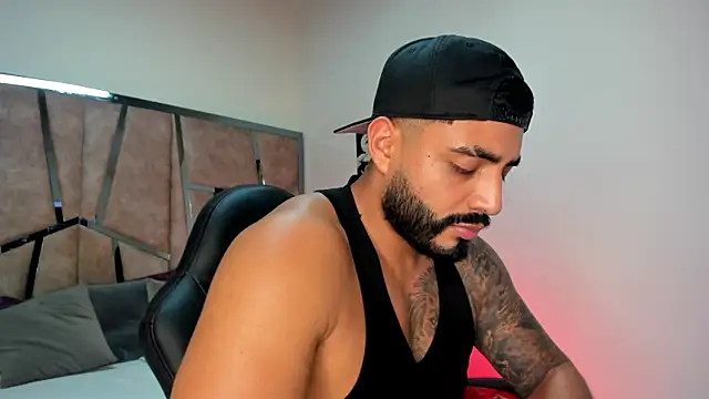 LeandroRusso online show from February 23, 2025, 1:57 am