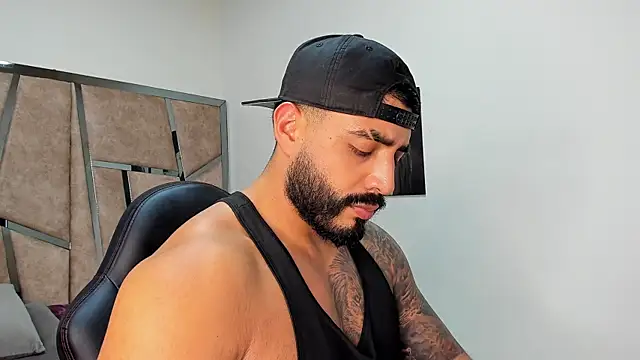 LeandroRusso online show from March 2, 2025, 9:01 pm