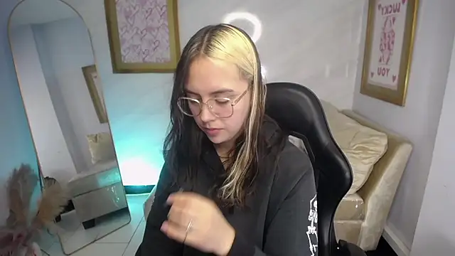 Hela v online show from September 20, 2025, 1:12 pm