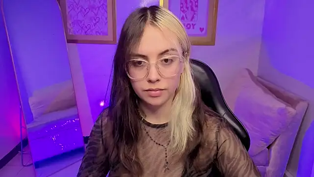 Hela v online show from November 28, 2025, 8:11 pm