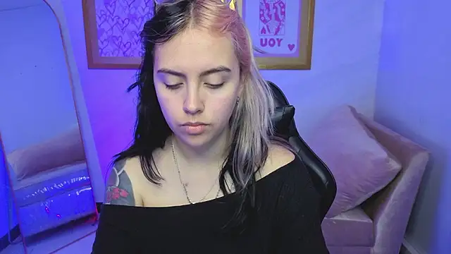 Hela v online show from January 9, 2026, 8:10 pm