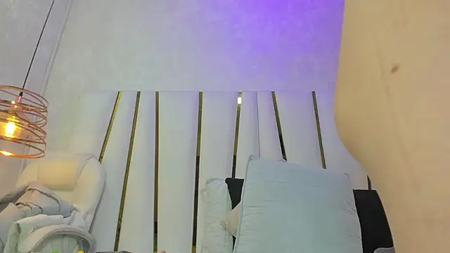 violet gray  online show from March 9, 2026, 11:03 am