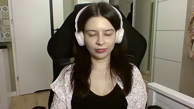 LariceSexy online show from April 18, 2026, 7:07 pm