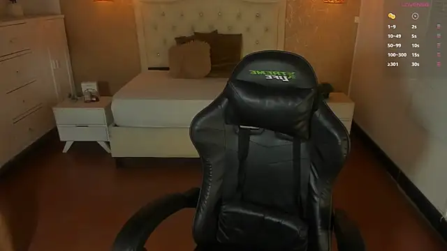 Snapshot of Hadley_ chatting on November 26, 2025, 3:29 am Hadley online show from November 26, 2025, 3:29 am