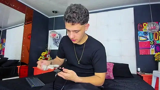 Snapshot of Thomas_May4rs chatting on March 12, 2025, 4:30 am Thomas May4rs online show from March 12, 2025, 4:30 am